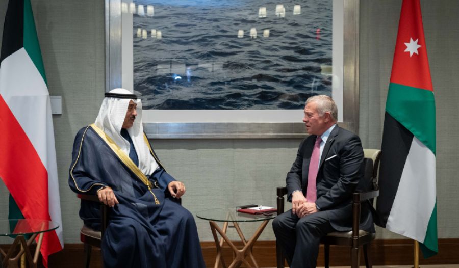 الملك يلتقي ولي عهد الكويت ويؤكد