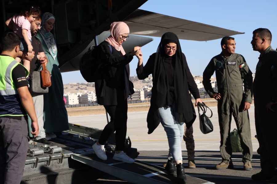 بطائرة عسكرية.. إخلاء 35 أردنيا من