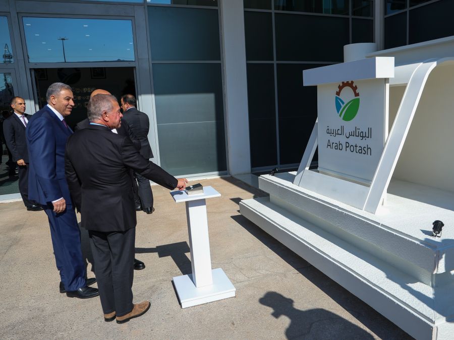 الملك يرافقه ولي العهد في الكرك