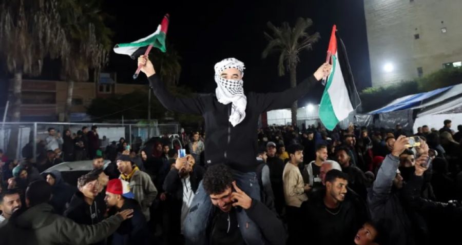 فلسطينيو غزة يحتفلون باتفاق وقف النار