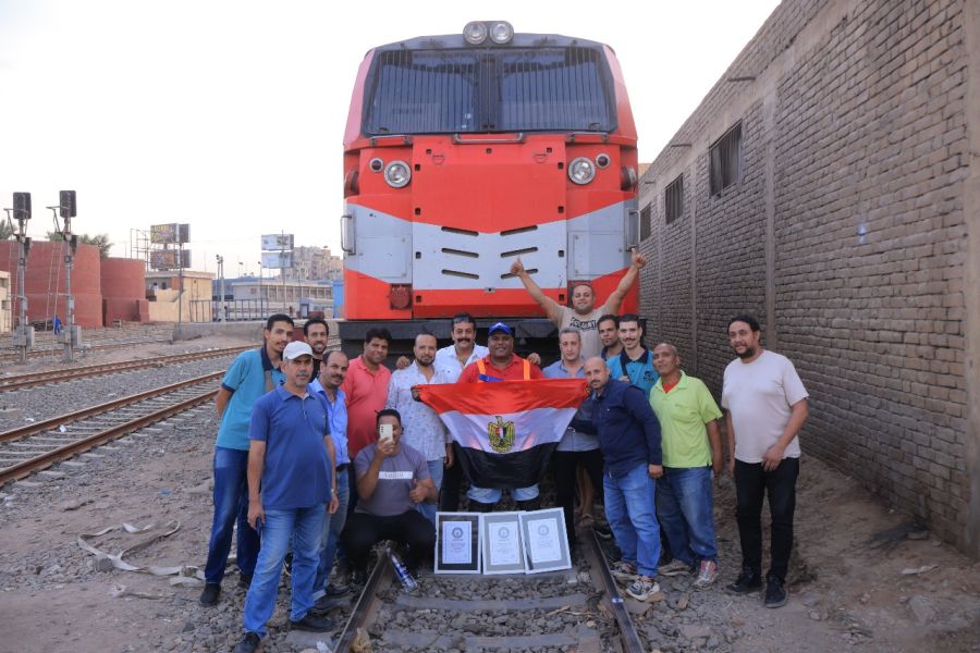 وهو صائم.. مصري يسحب قطارا وزنه