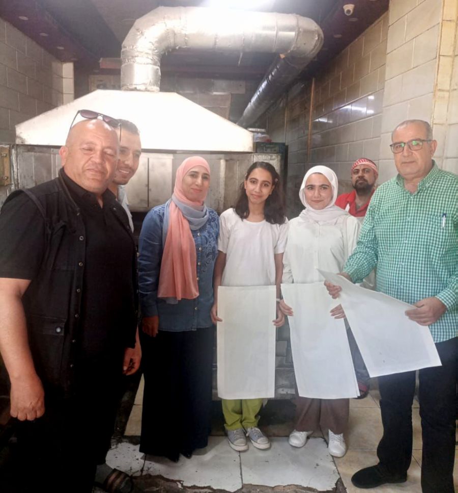 للحفاظ على البيئة.. توزيع أكياس ورقية