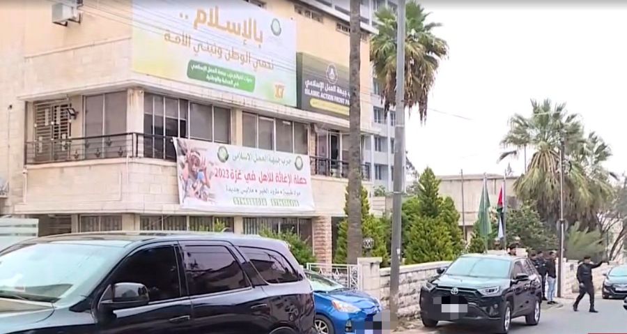 التحفظ على وثائق وصناديق كرتونية من