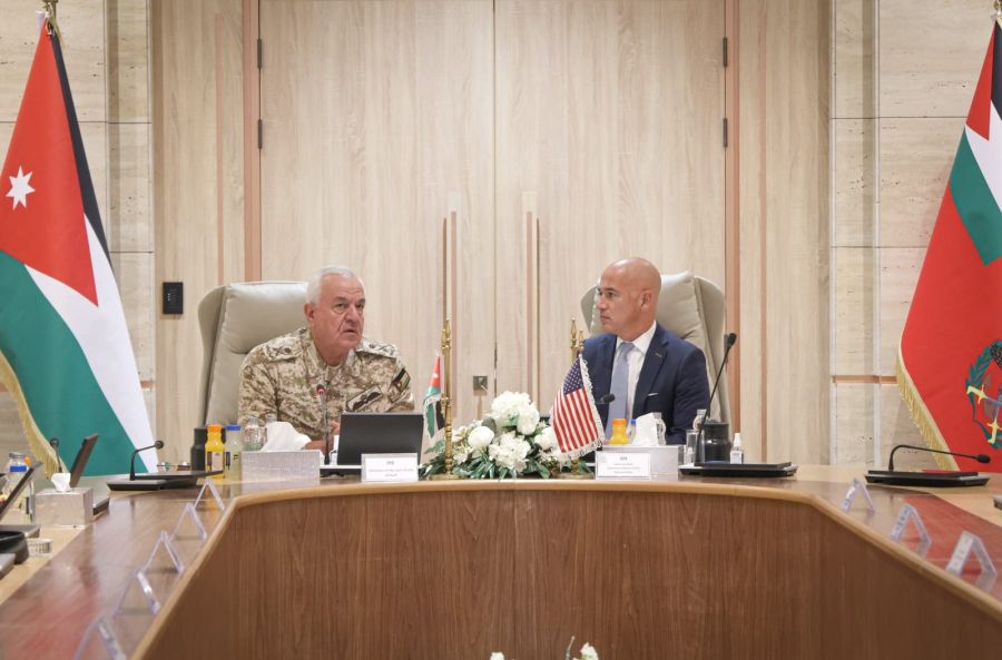 رئيس الأركان يستقبل وفدا من كبار