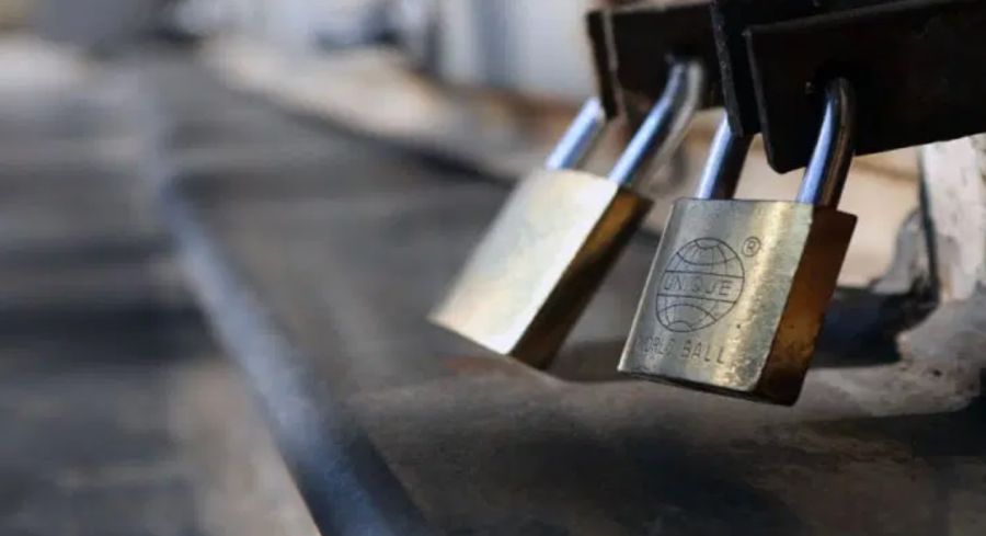 محافظ الزرقاء يغلق محل ملابس لهذا