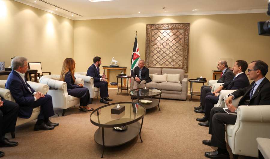 الملك يستقبل أعضاء من الكونغرس الأمريكي