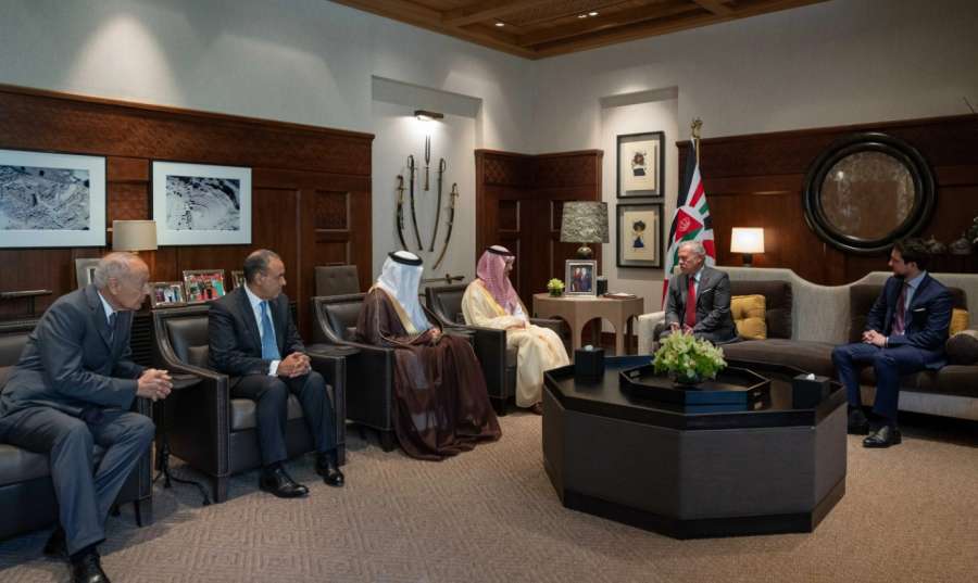 الملك يلتقي وفد اللجنة الوزارية العربية