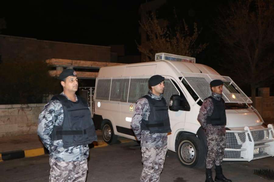 الأمن يوقف أشخاصا خالفوا القانون أثناء