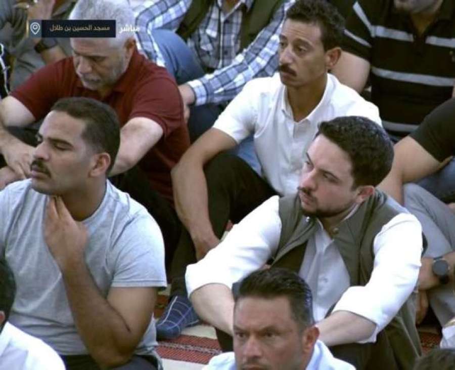 ولي العهد يؤدي صلاة الجمعة في