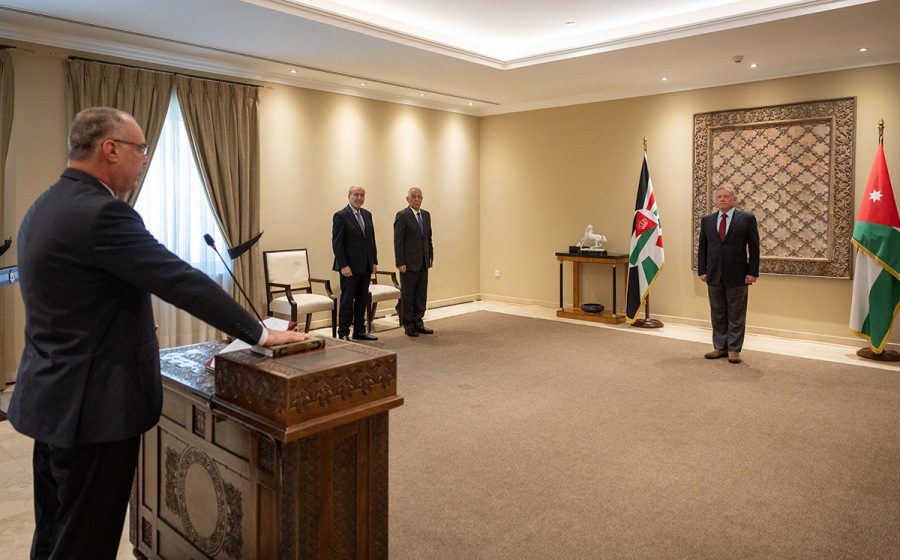 الزيود يؤدي اليمين القانونية أمام الملك