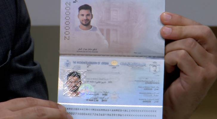 مدير الأحوال المدنية والجوازات يصدر جواز