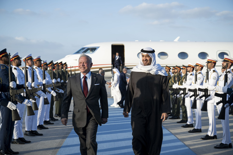 الملك يصل إلى أبو ظبي.. والشيخ