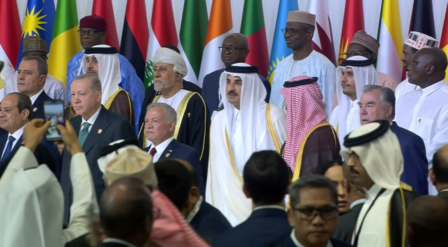 الملك يصل إلى موقع انعقاد القمة