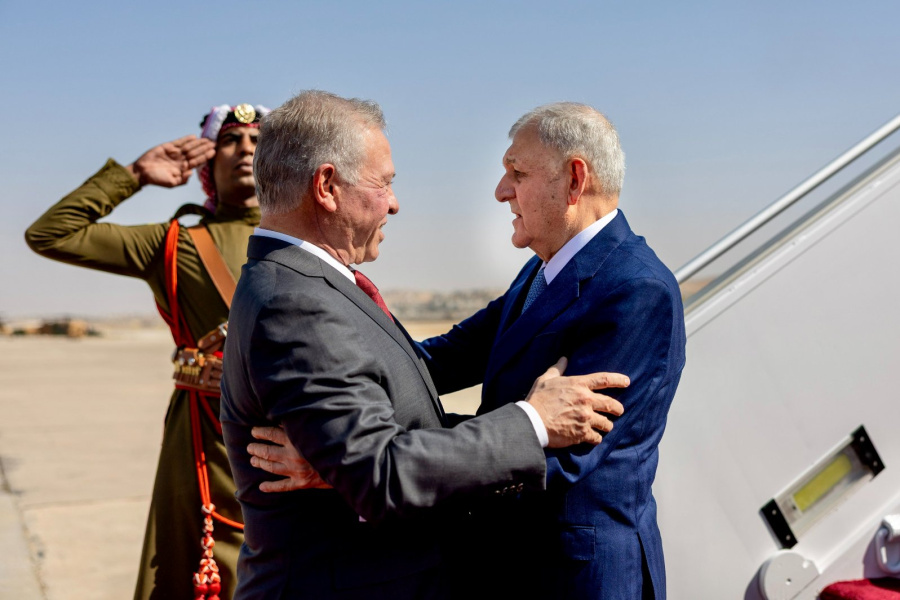 الملك يستقبل الرئيس العراقي لدى وصوله