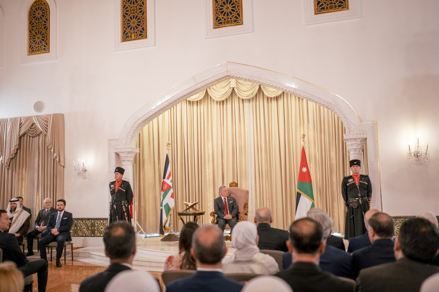 الملك يستمع إلى ردي مجلسي الأعيان