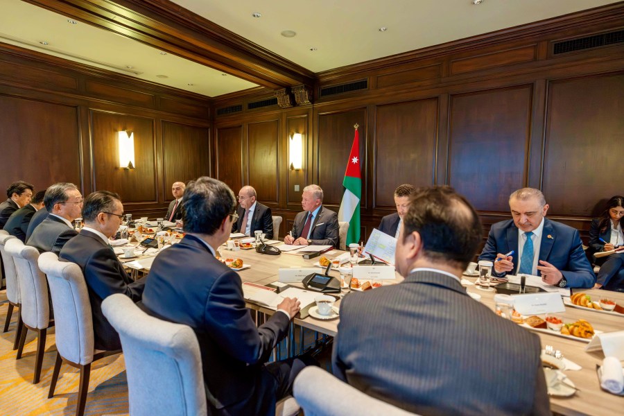 الملك يبحث في طوكيو فرص تعزيز