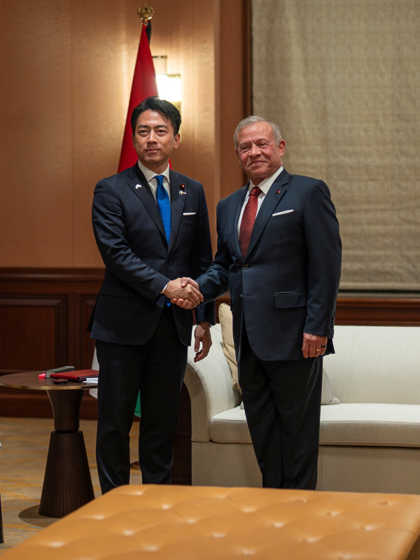 الملك يلتقي في طوكيو وزير الدفاع