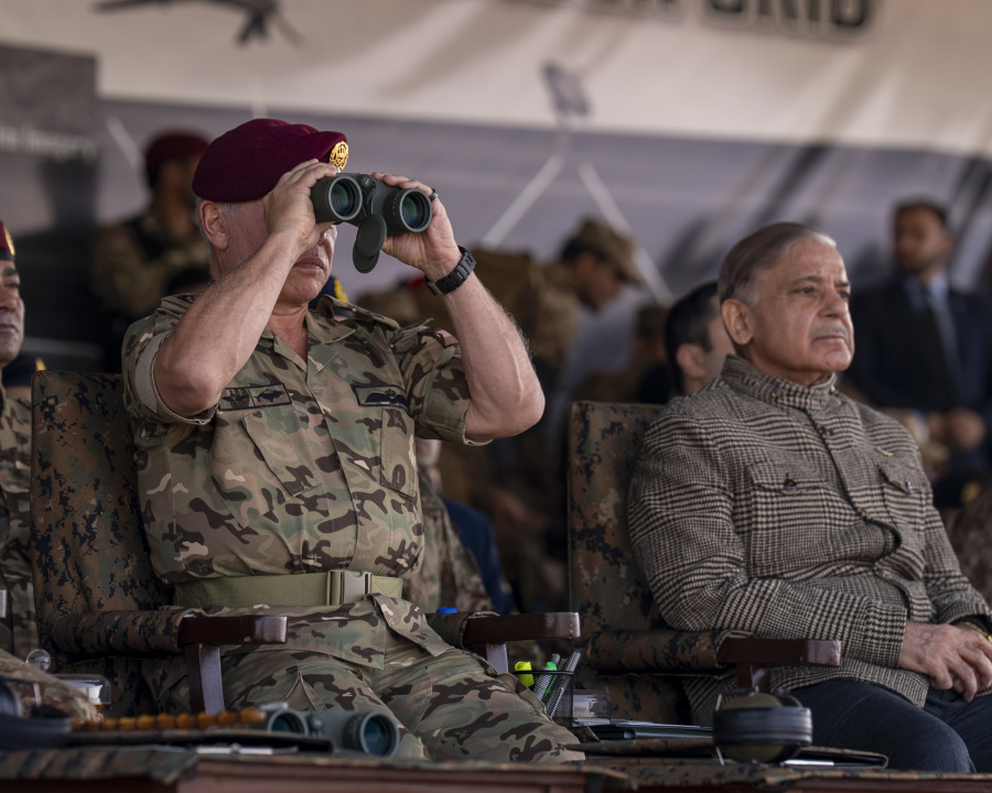 الملك يزور شركة للصناعات الدفاعية في