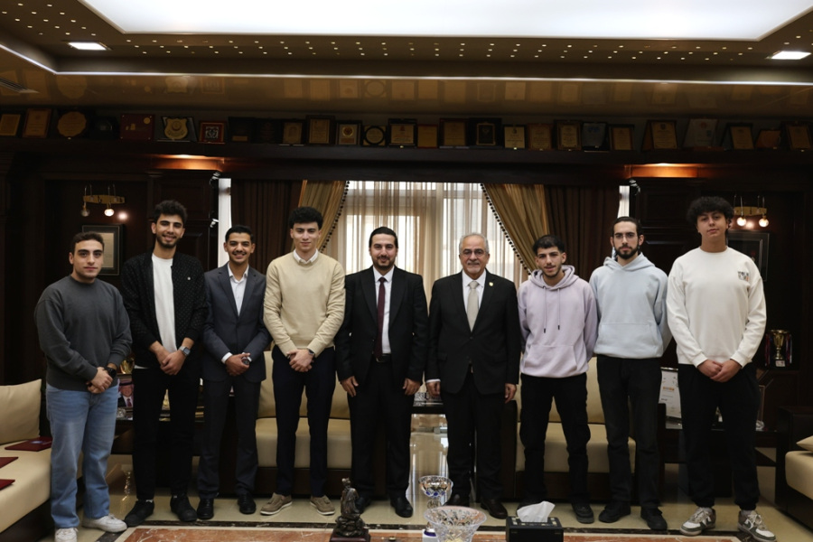 رئيس عمان الأهلية يكرّم فريق الجامعة