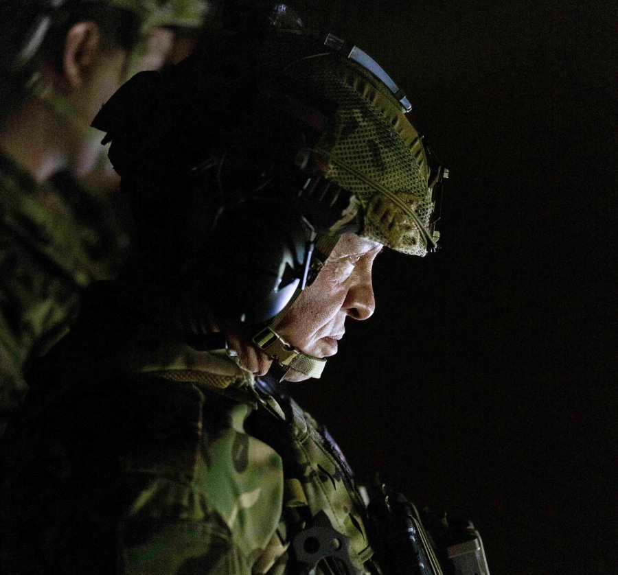 الملك يقلد ولي العهد شارة سيف