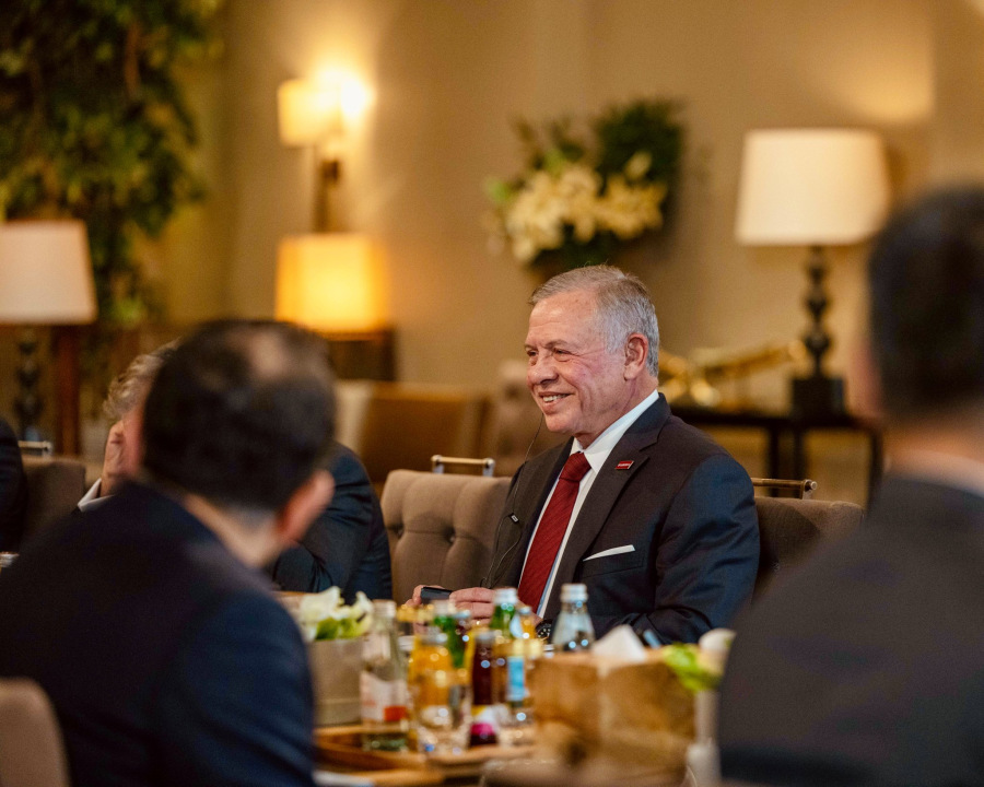 الملك يعقد مباحثات مع رئيس الوزراء