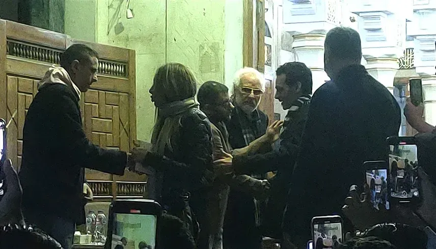 الفنان أحمد الفيشاوي يعتدي على مصور