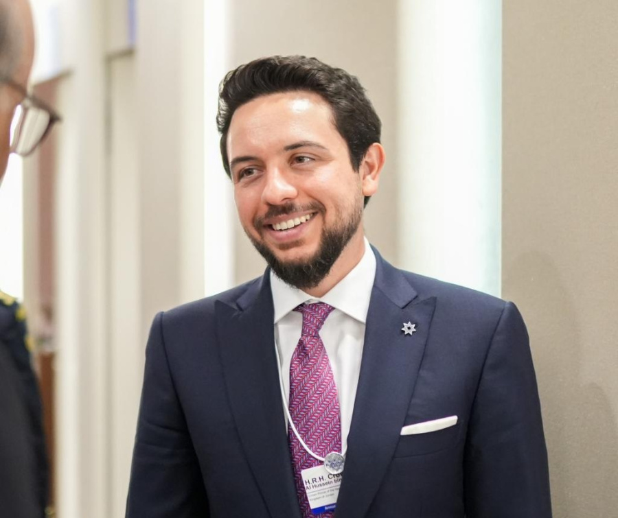 مندوبا عن الملك.. ولي العهد يشارك