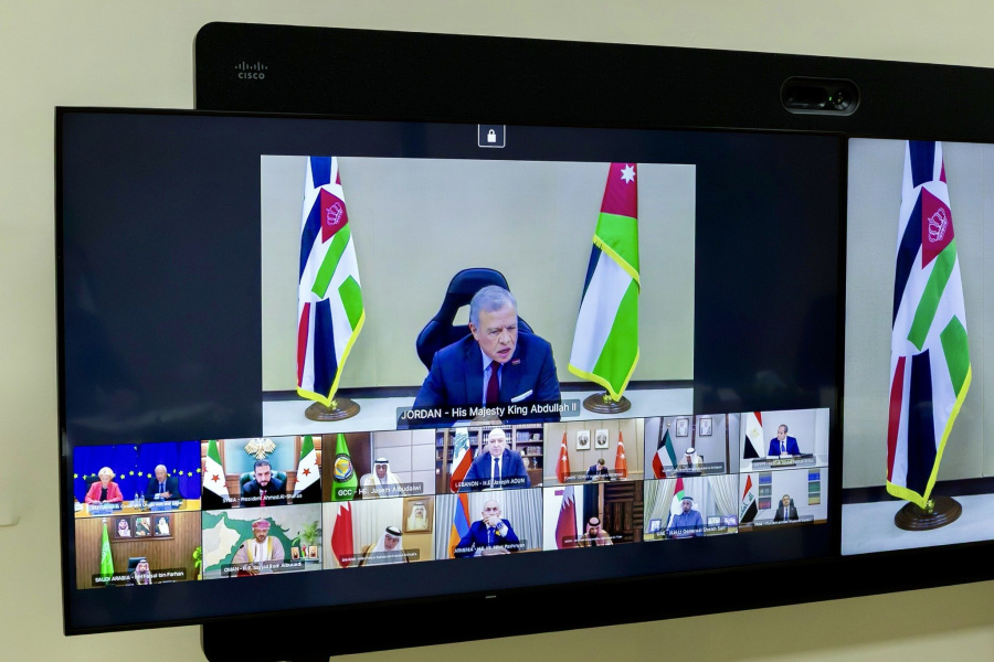 الملك يشارك في اجتماع عبر تقنية