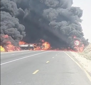 حادث بين صهريج وشاحنتين على الطريق