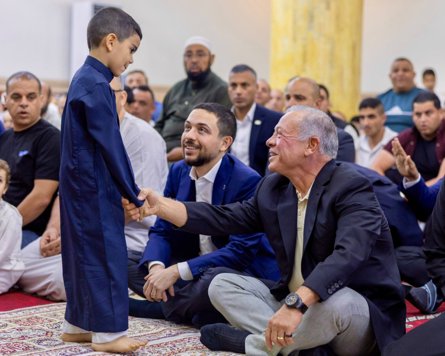 الملك وولي العهد يشاركان المصلين أداء