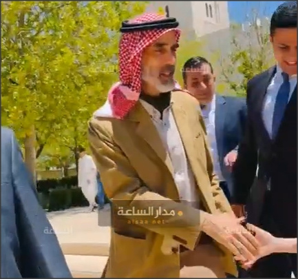 الأمير غازي بن محمد يصلي الجمعة