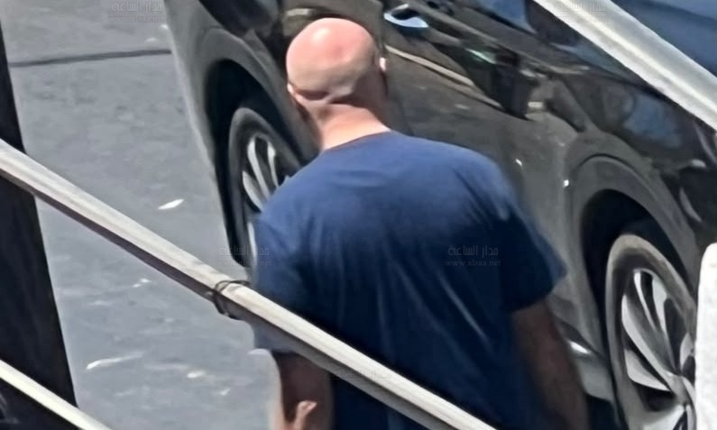 الوزير مهند شحادة يتسوّق ويحمل أكياس