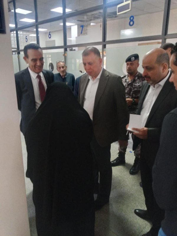الفراية يتفقد ويستمع لمراجعي مديرية الجنسية
