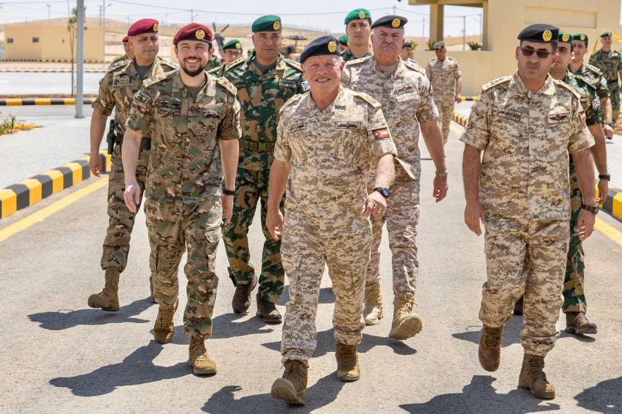 الملك يفتتح مباني جديدة لقيادة لواء