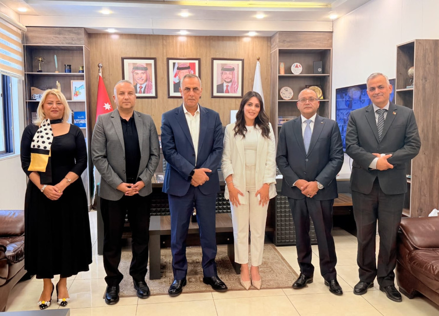 محافظ العاصمة يبارك جهود بنك الدواء