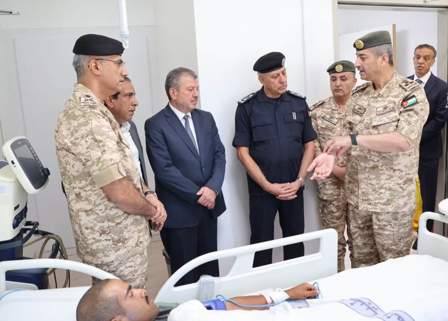 رئيس هيئة الأركان المشتركة ومديرو الأجهزة