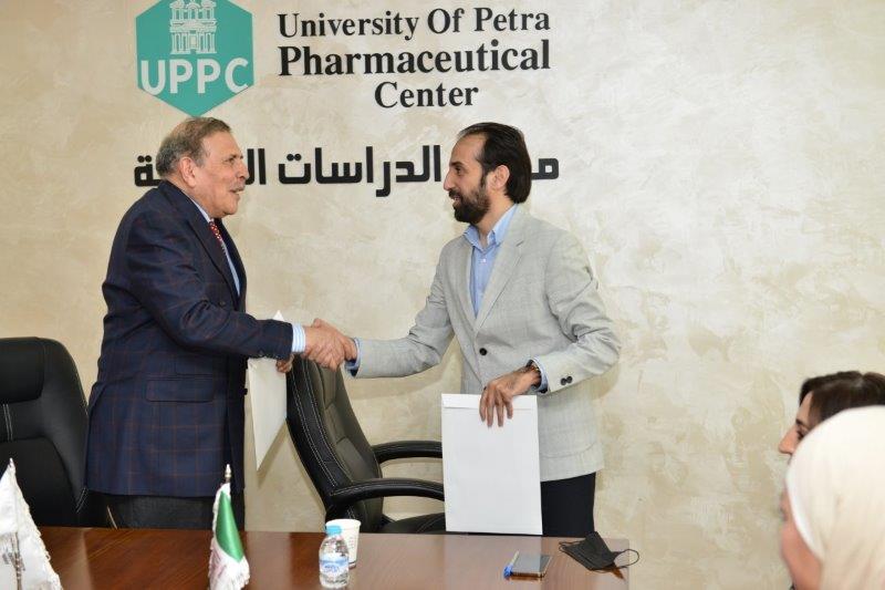 جامعة البترا ومجموعة صيدليات حكاية توقعان