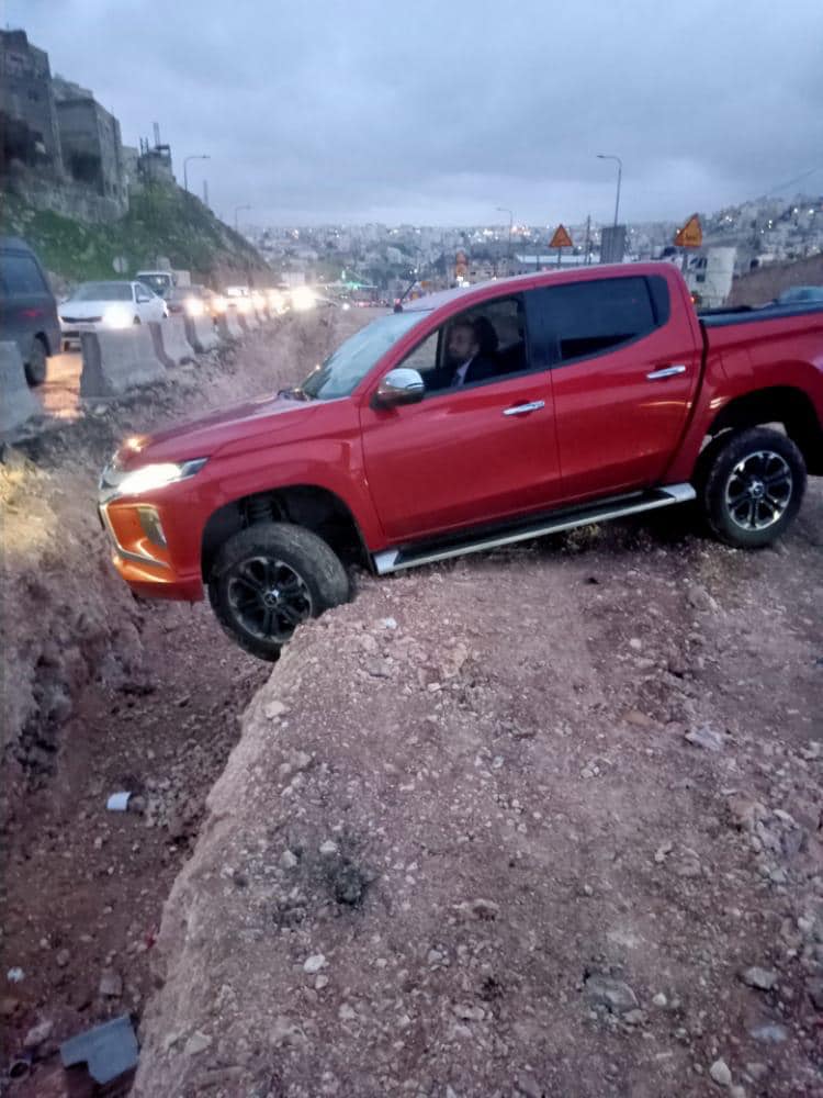 انحراف خطير لمركبة على اوتستراد الزرقاء