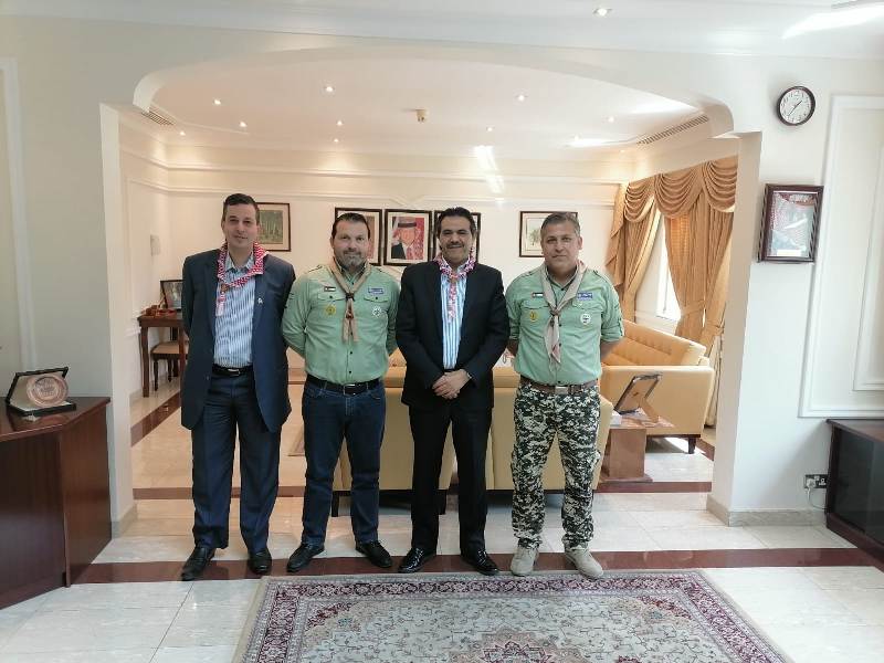 السفير امجد القهيوي يلتقي وفدا كشفيا