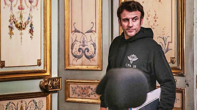 ماكرون يقلد بزيلينسكي