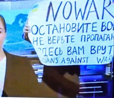 هذا ما حدث للموظفة بعدما اقتحمت