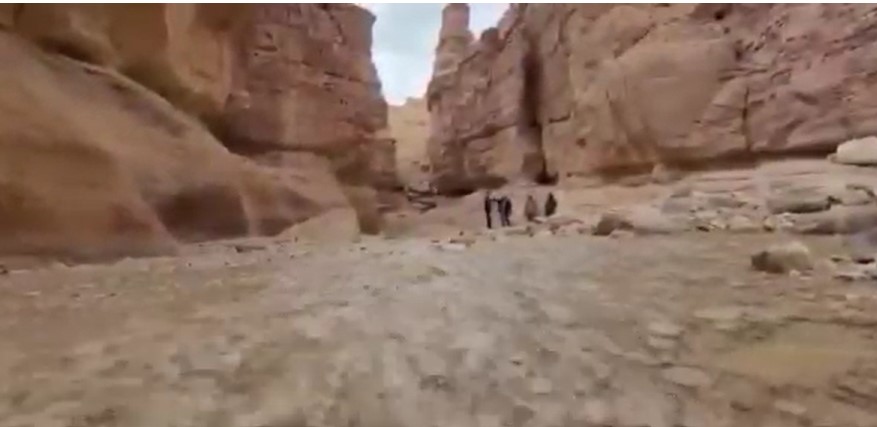 وادي النميرة بالأردن.. والصخرة المعلقة (فيديو)