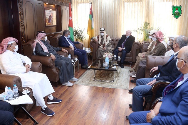 عبيدات يلتقي وفدا قطريا (صور)