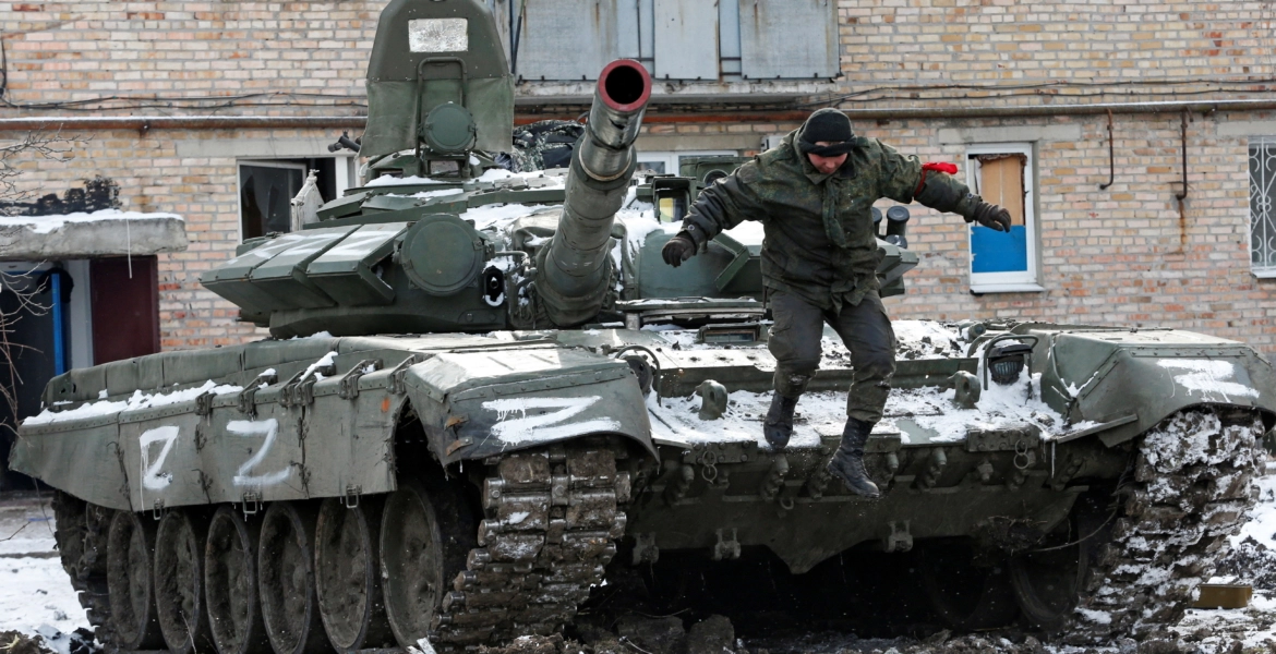 استسلم ورفع يديه إلى السماء لكنهم