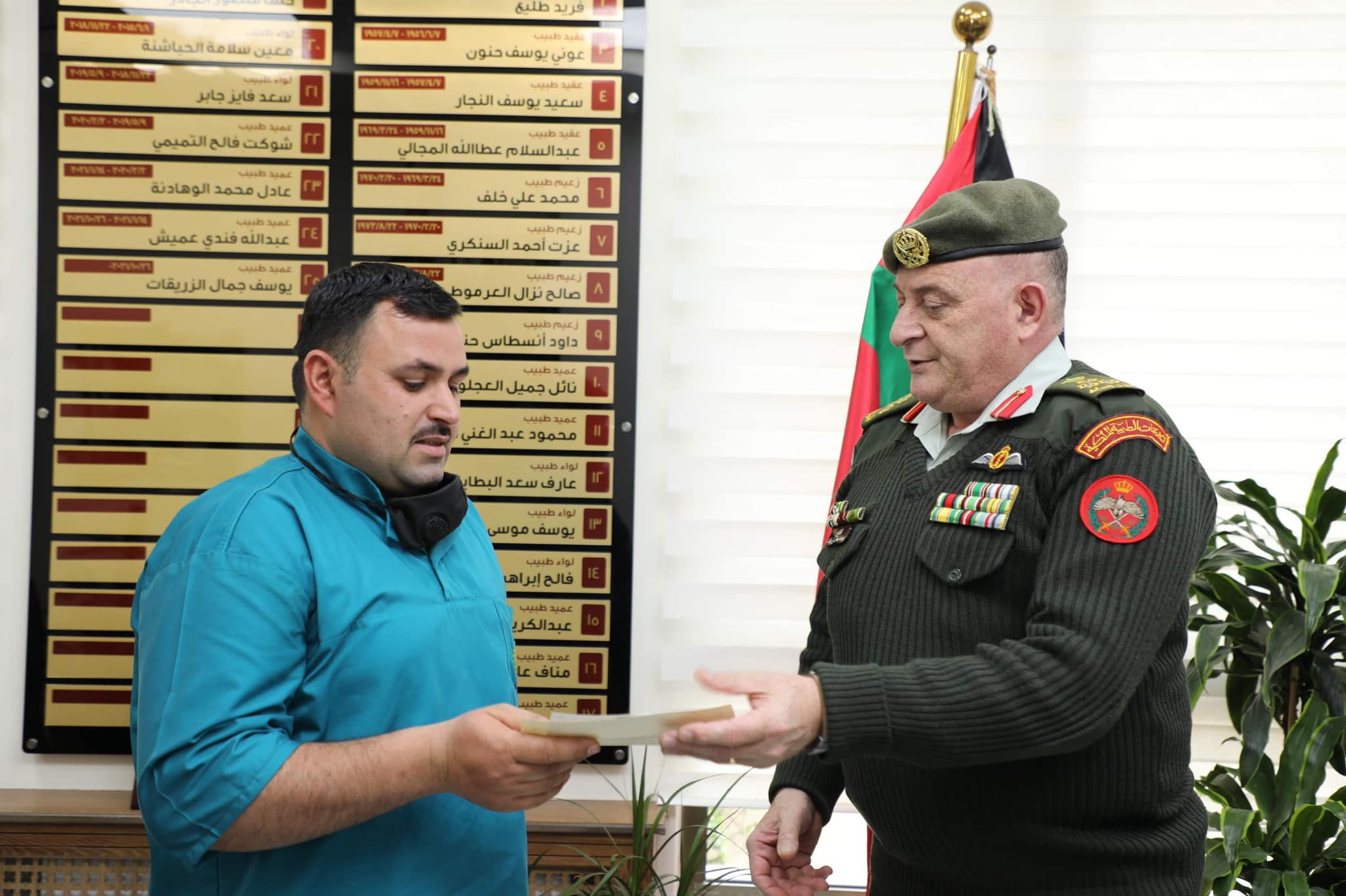 مدير الخدمات الطبية يكرم عاملا وجد