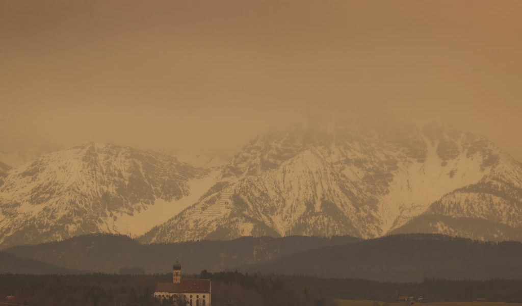 عاصفة تحوّل جبالا ثلجية في أوروبا