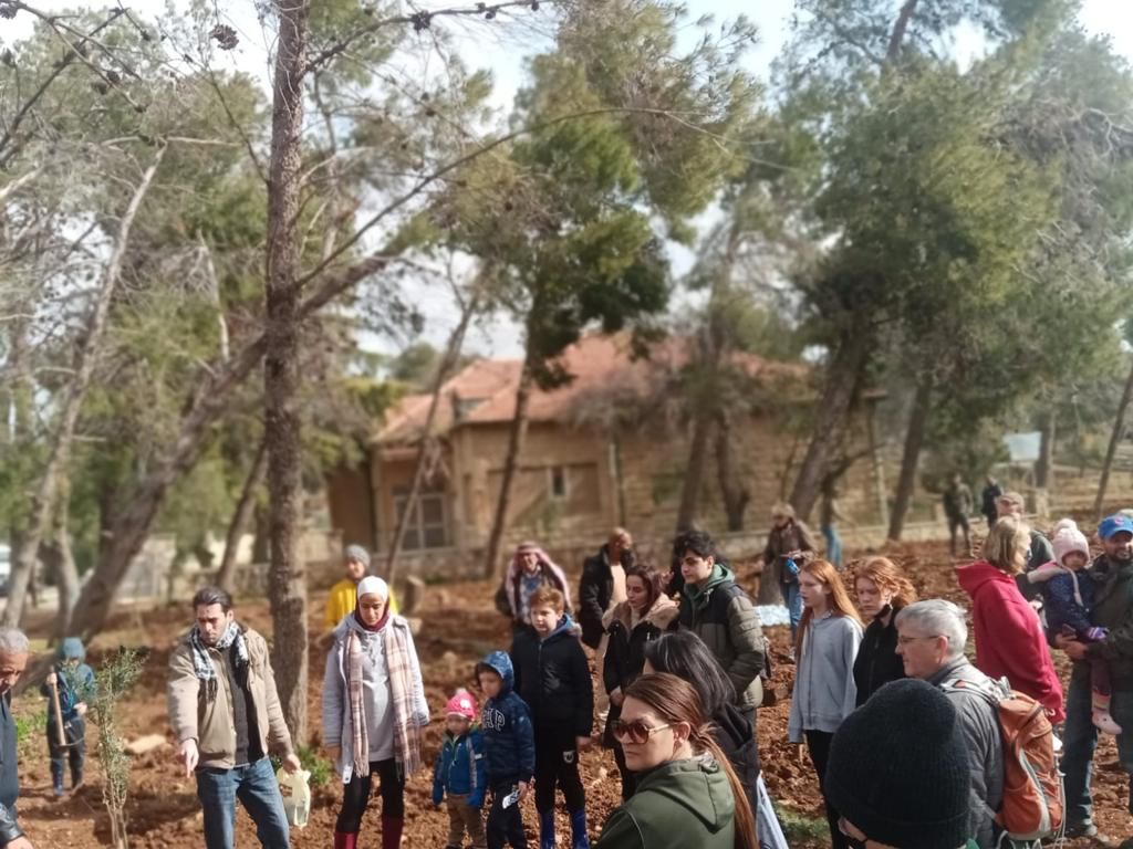 السفارة الأمريكية تزرع 200 شجرة سرو