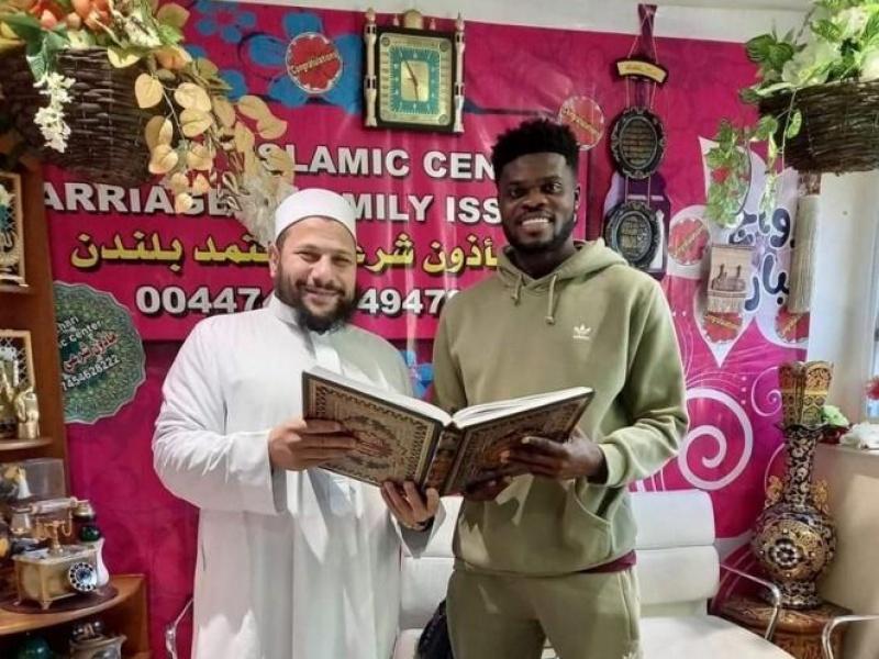 لاعب أرسنال يعتنق الإسلام.. ظهر برفقة