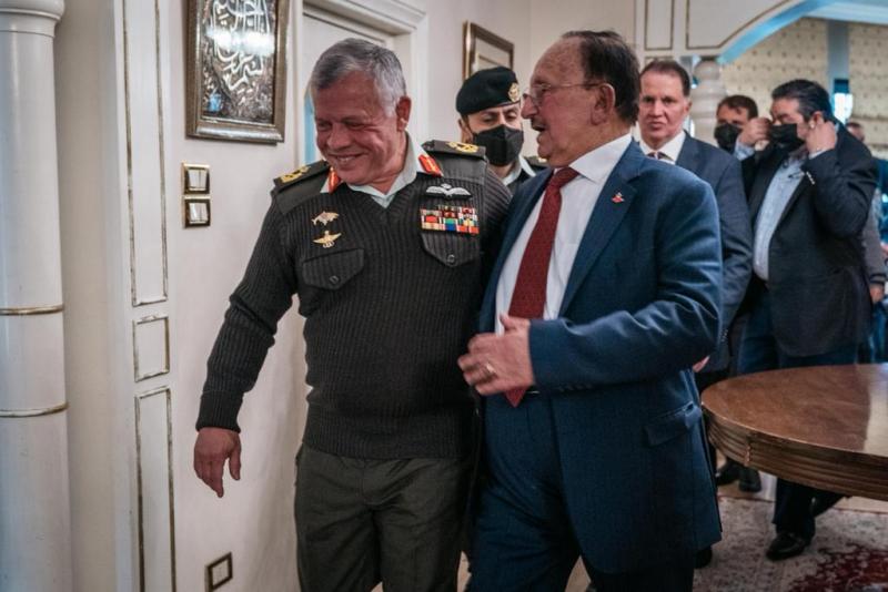 الملك يلتقي ضباطا متقاعدين في دارة