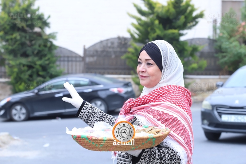 الأردنية شهناز الطعاني توزع قراص عيد